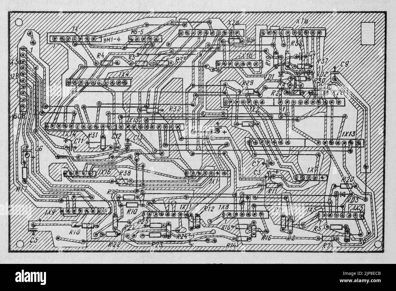 Vecchio circuito radio stampato su carta vintage schema elettrico come sfondo per l'istruzione, l'industria elettrica e la riparazione. Schema radio elettrica f Foto Stock