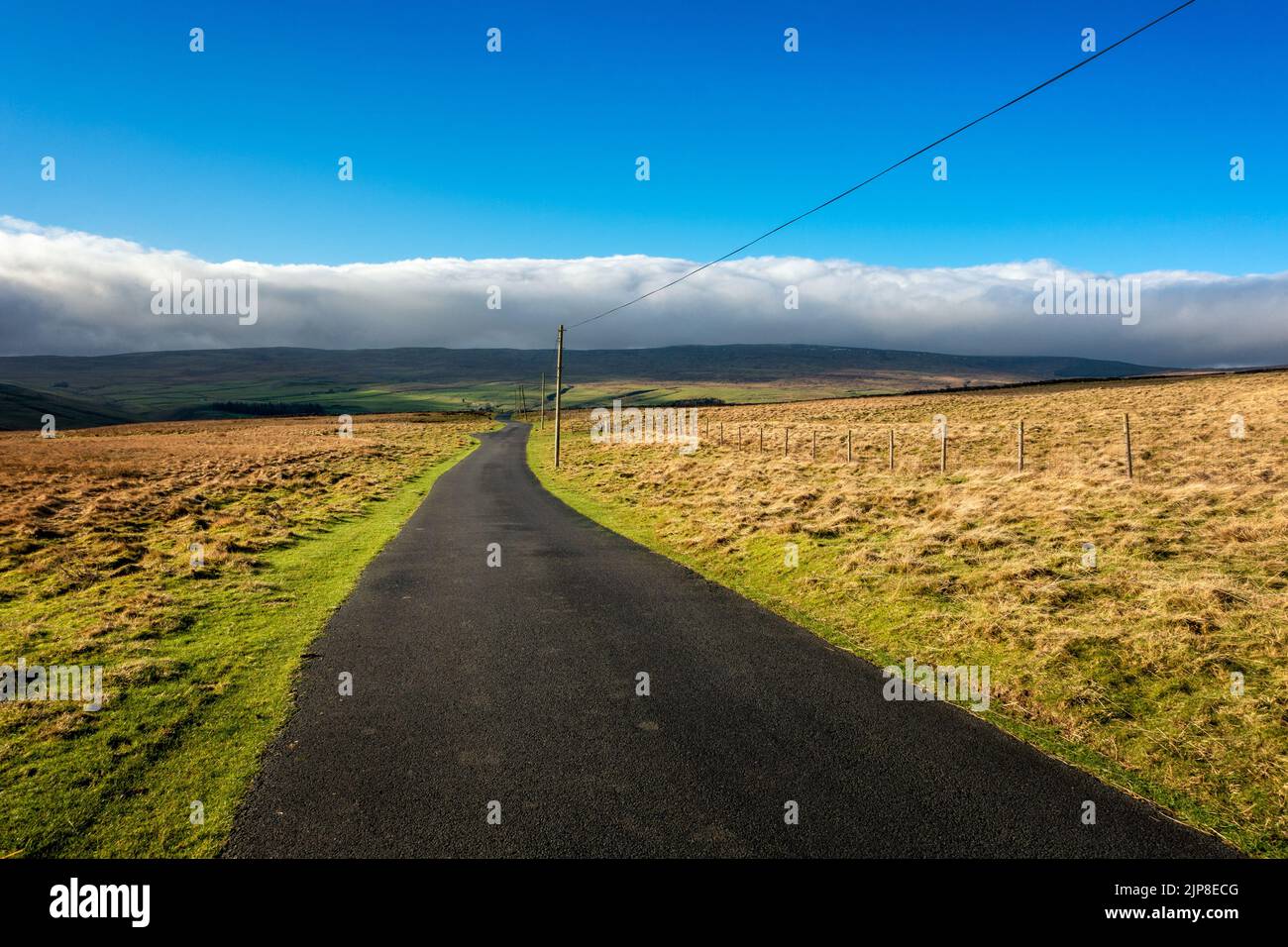 Paesaggi del Regno Unito: Paese selvaggio vicolo su Malham Moor al sole, Yorkshire Dales National Park, Inghilterra. Foto Stock
