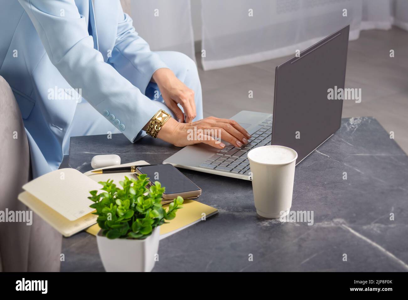 Mani di donna d'affari sulla tastiera. Primo piano. Foto Stock