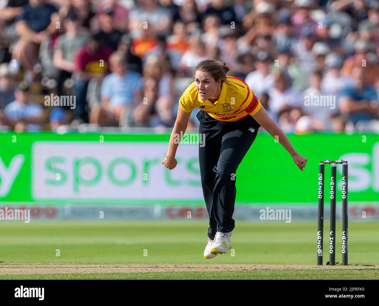 NAT Sciver bowling per Trent Rockets nella partita Hundred contro Birmingham Phoenix Foto Stock
