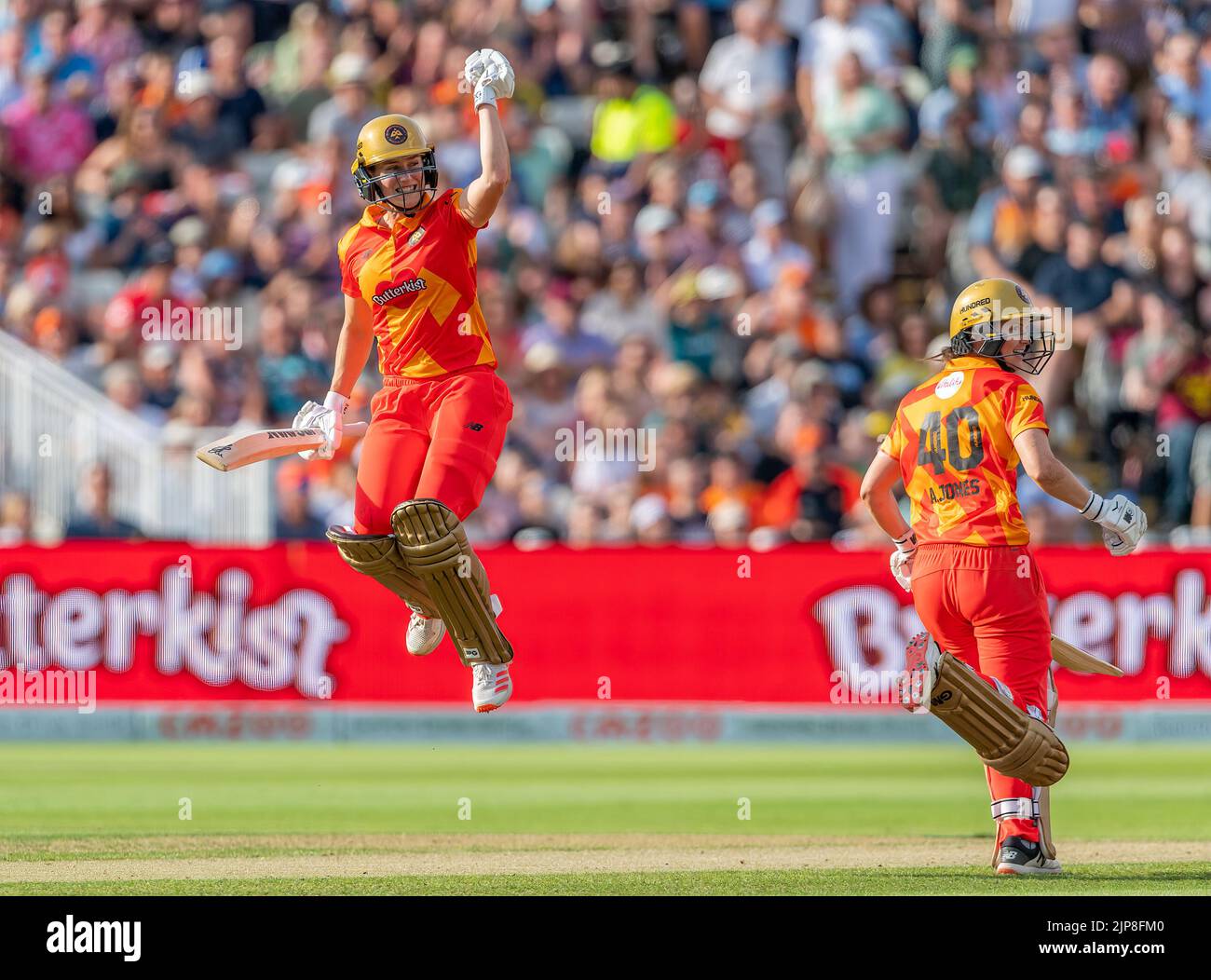 Ellyse Perry di Birmingham Phoenix salta per gioia mentre colpisce le corse vincenti nel cento contro i razzi di Trent, Foto Stock