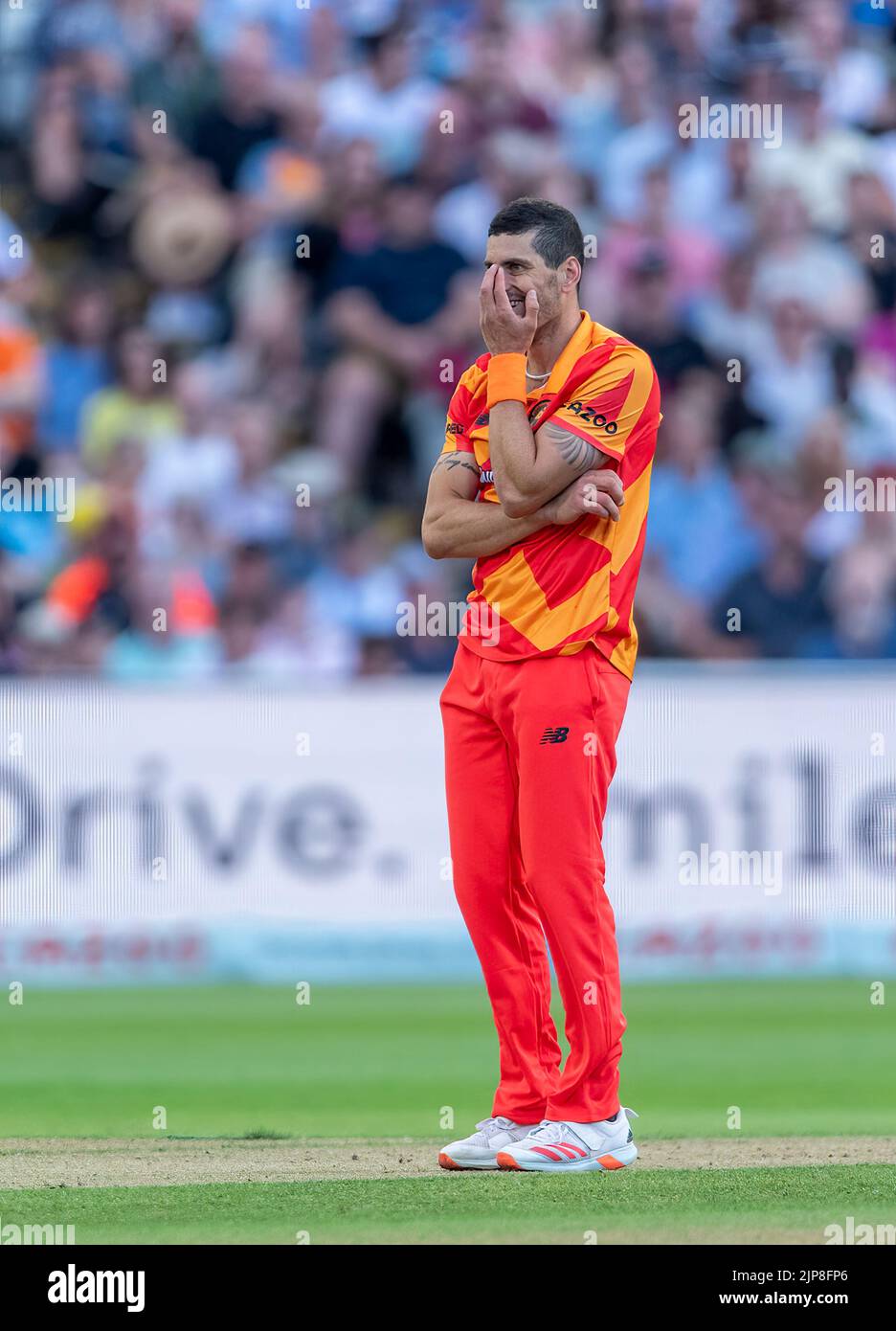 Benny Howell di Birmingham Phoenix reagisce durante la sua magia di bowling nel match Hundred contro Trent Rockets Foto Stock