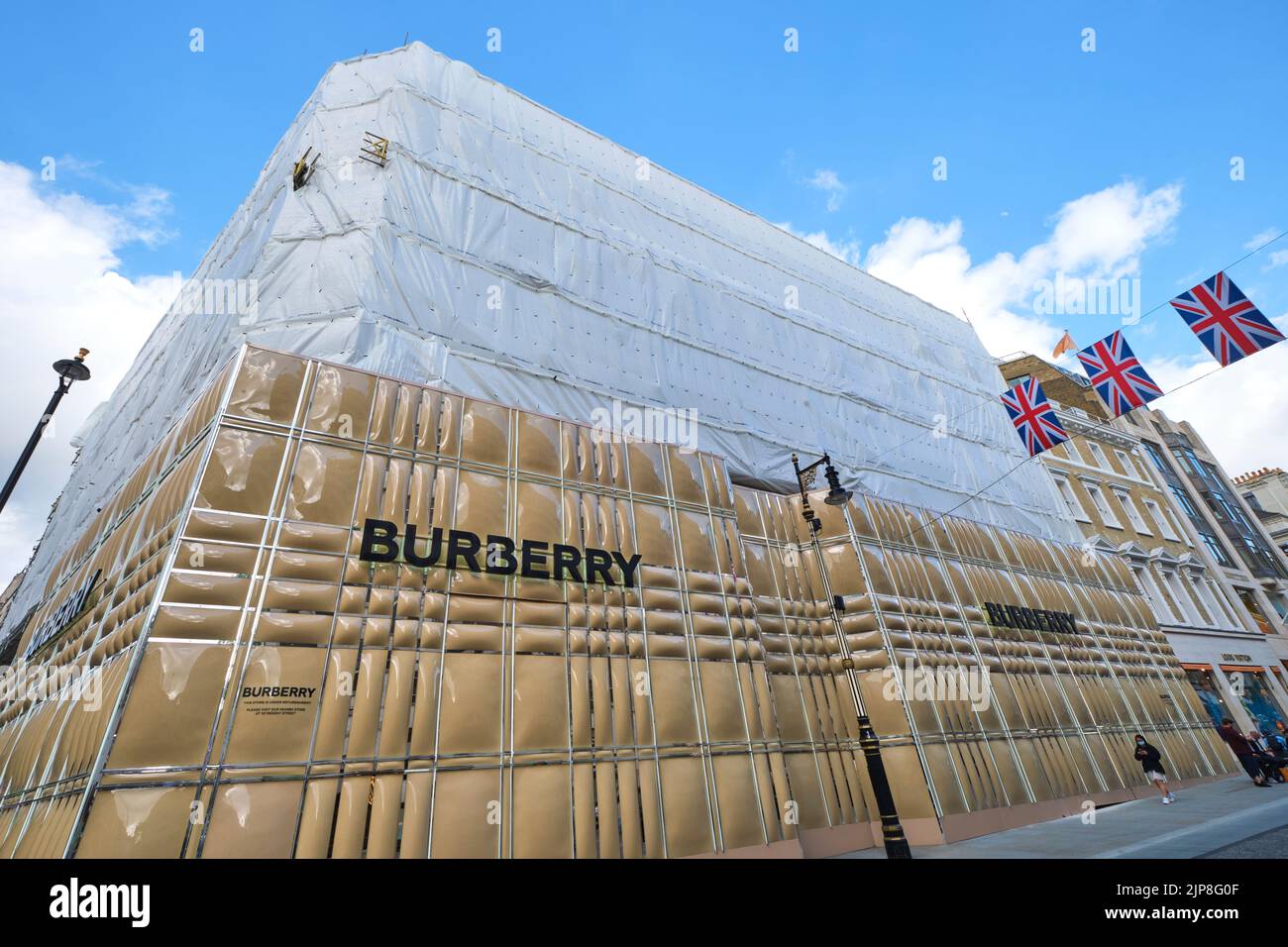 L'iconica sciarpa britannica di lusso, impermeabile e marchio di abbigliamento, Burberry, è chiusa nel 2022 per lavori di ristrutturazione. Nella zona di New Bond Street a Londra, Inghilterra Foto Stock