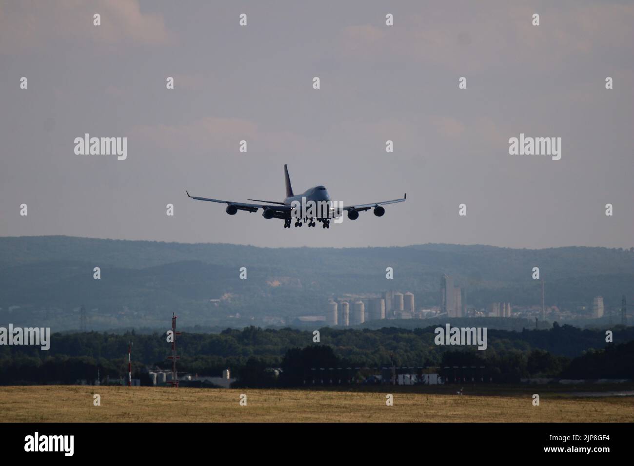 Vista del Boeing 747-8 in partenza a Vienna, Austria Foto Stock