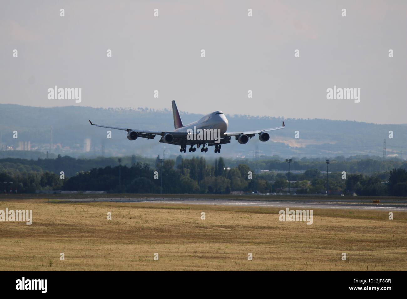Vista del Boeing 747-8 in partenza a Vienna, Austria Foto Stock
