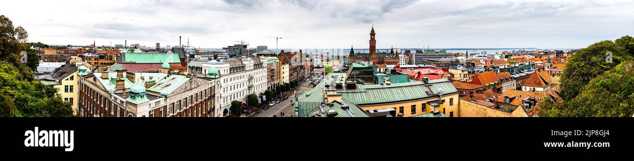 Helsingborg vista panoramica sulla città. Il quartiere svedese del centro città è visibile dall'alto con il municipio che si erge fuori dallo skyline Foto Stock