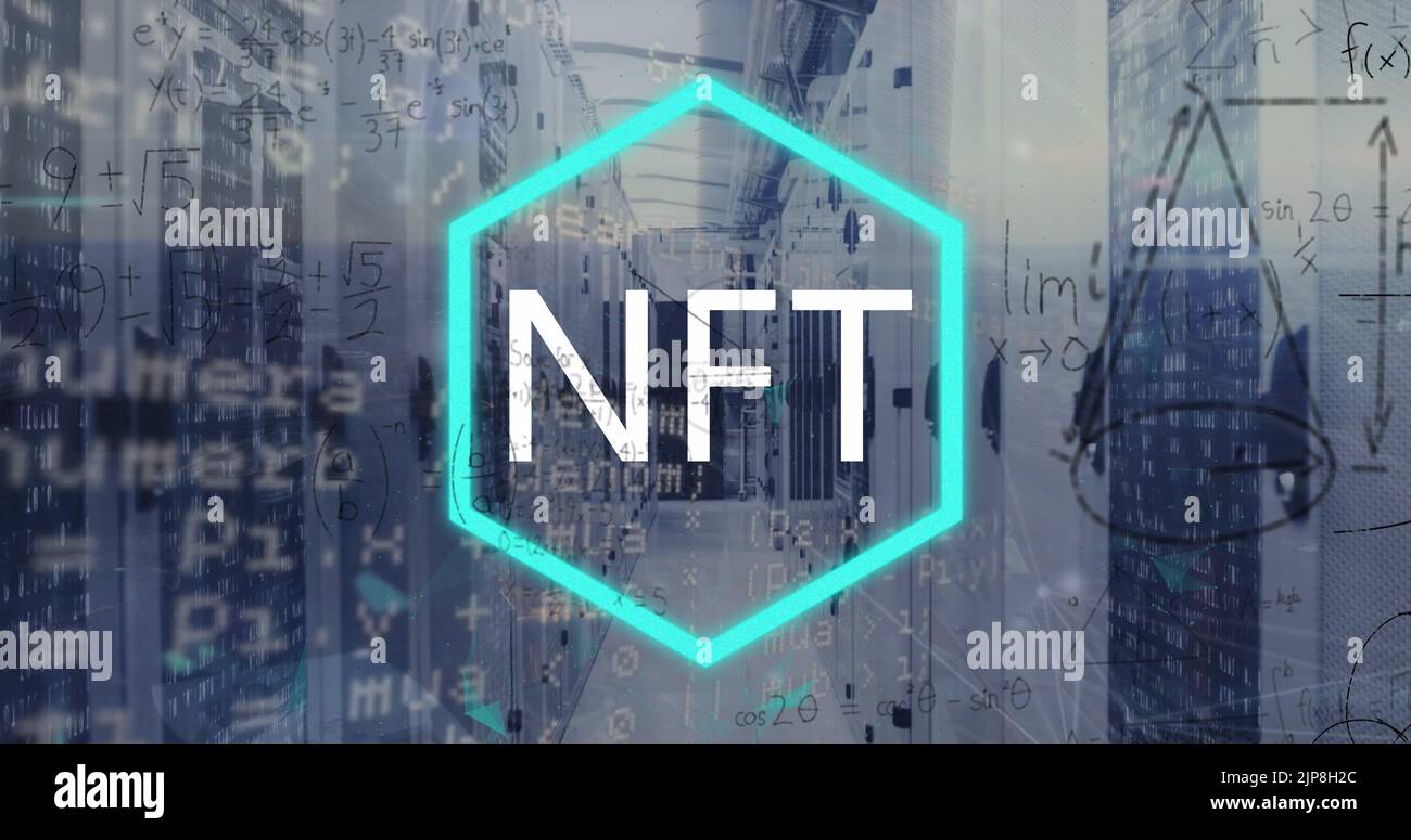 Immagine del simbolo nft, calcoli matematici e dati di elaborazione nella sala server del computer Foto Stock