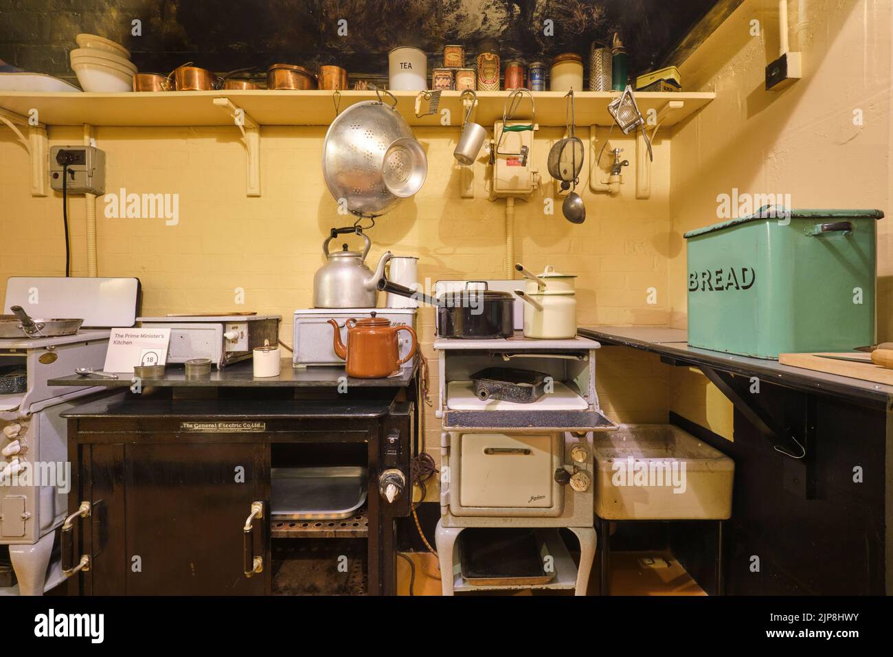 La cucina del primo Ministro, con stufe e un recipiente per il pane. Al Winston Churchill War Rooms Museum di Londra, Inghilterra, Regno Unito. Foto Stock