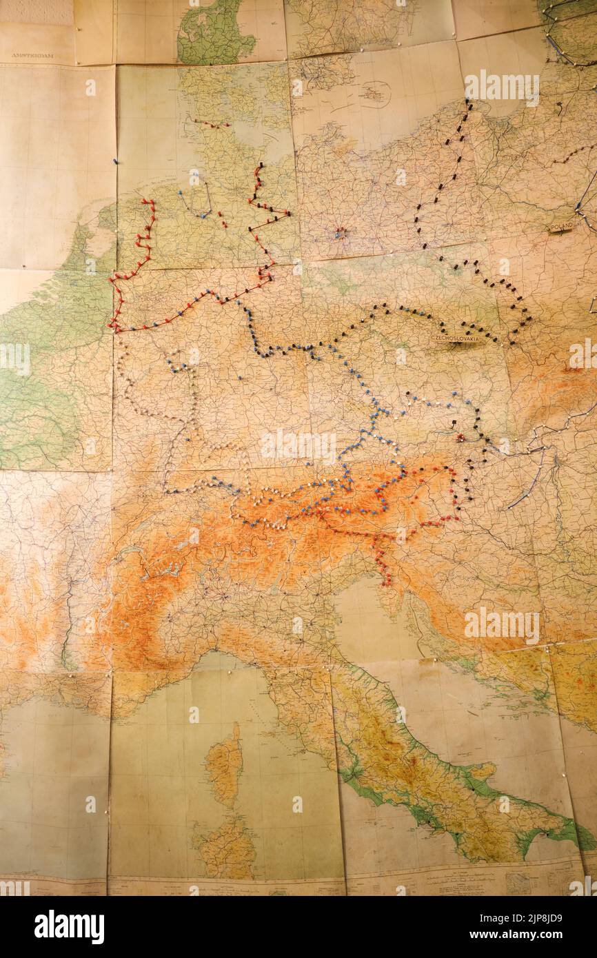 Una mappa della guerra in Europa con linee, confini segnati con puntine colorate. Al Winston Churchill War Rooms Museum di Londra, Inghilterra, United Foto Stock