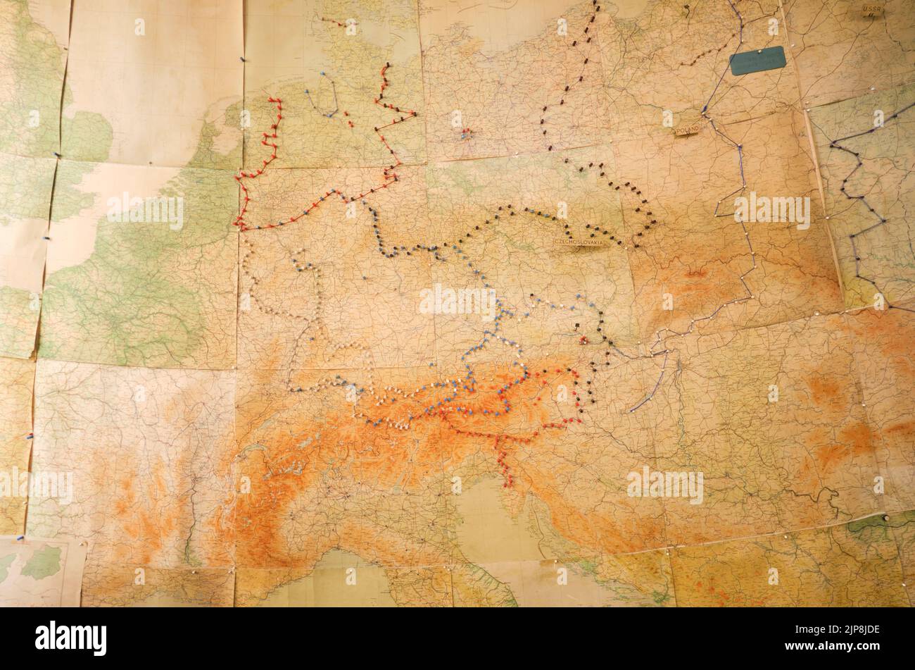 Una mappa della guerra in Europa con linee, confini segnati con puntine colorate. Al Winston Churchill War Rooms Museum di Londra, Inghilterra, United Foto Stock