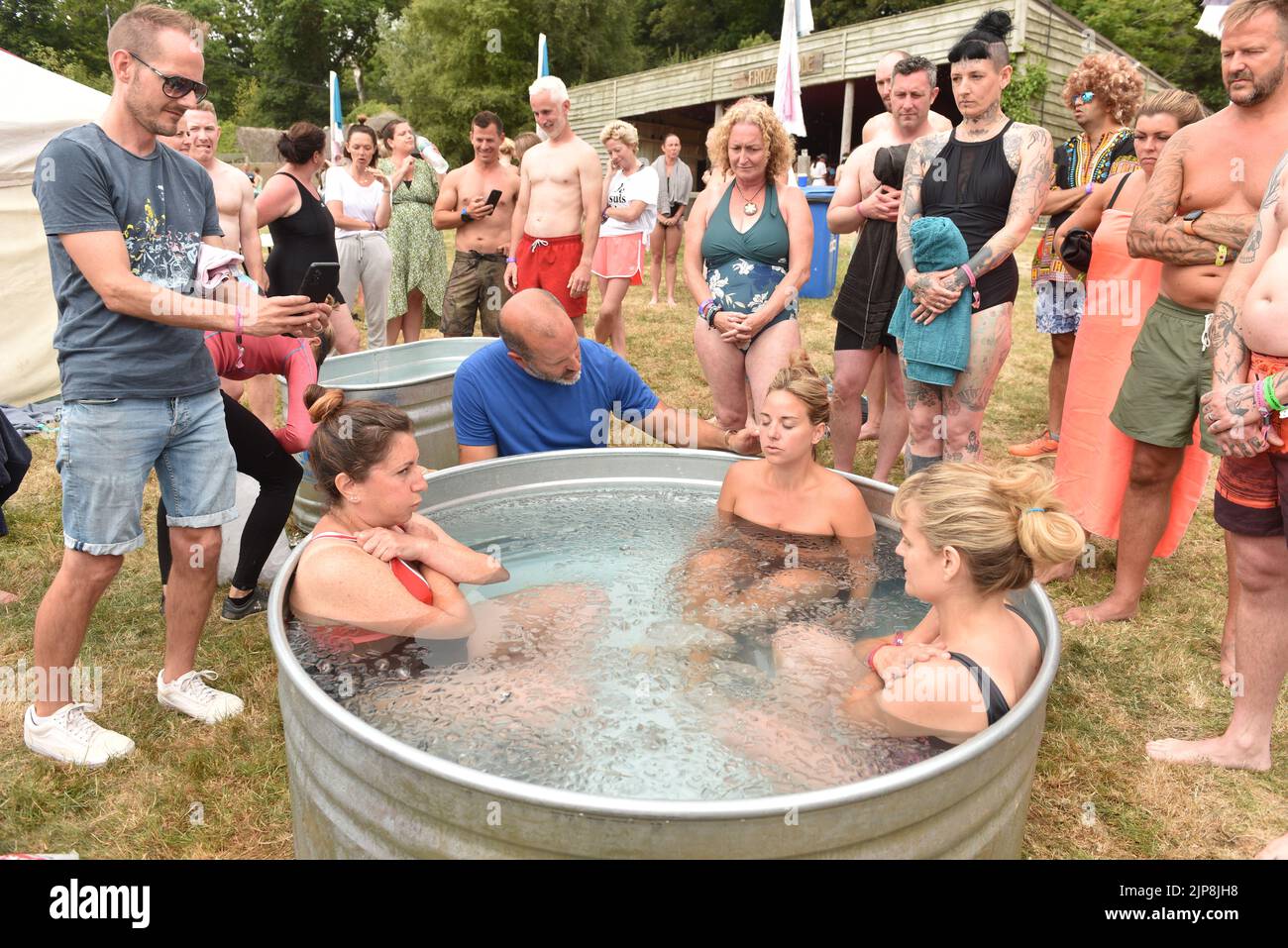 Benessere, allenatore di performance e istruttore ufficiale Wim Hof Method Will van Zyl prende una sessione di bagno di ghiaccio al festival di famiglia Camp Bestival @ Lulworth Castle and Estate, Dorset 28 - 31 2022 luglio Foto Stock