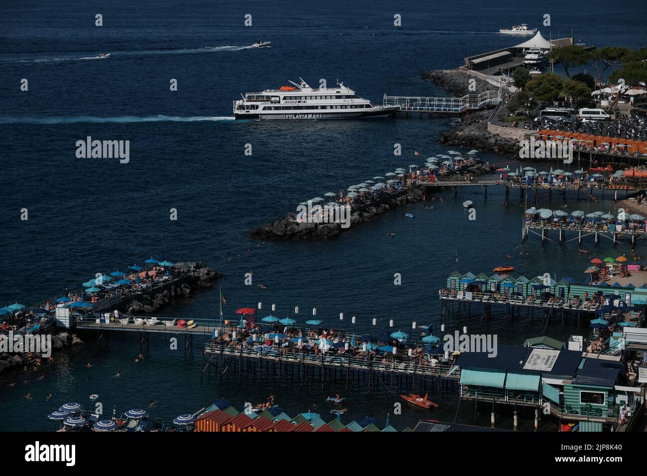 Immagine che mostra i Beach club e Marina piccola di Sorrento Italia con un motoscafo Europa ormeggiato in porto. Foto Stock