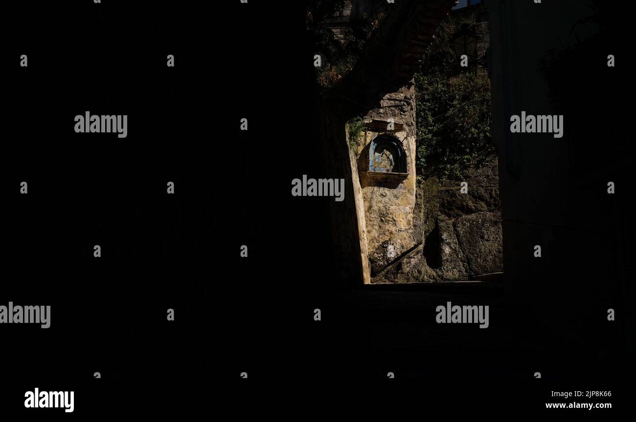 Il santuario delle Madonnelle di Ave Maria a Sorrento sul sentiero tra Marina Grande cattura il sole pomeridiano nelle strette stradine di Sorrento. Foto Stock