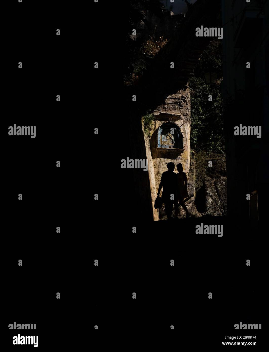 Il santuario delle Madonnelle di Ave Maria a Sorrento sul sentiero tra Marina Grande cattura il sole pomeridiano nelle strette stradine di Sorrento. Foto Stock