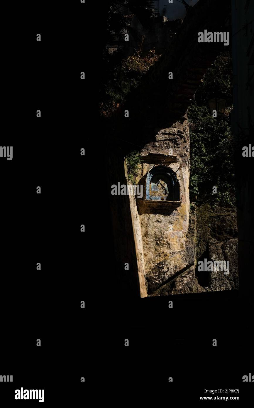 Il santuario delle Madonnelle di Ave Maria a Sorrento sul sentiero tra Marina Grande cattura il sole pomeridiano nelle strette stradine di Sorrento. Foto Stock