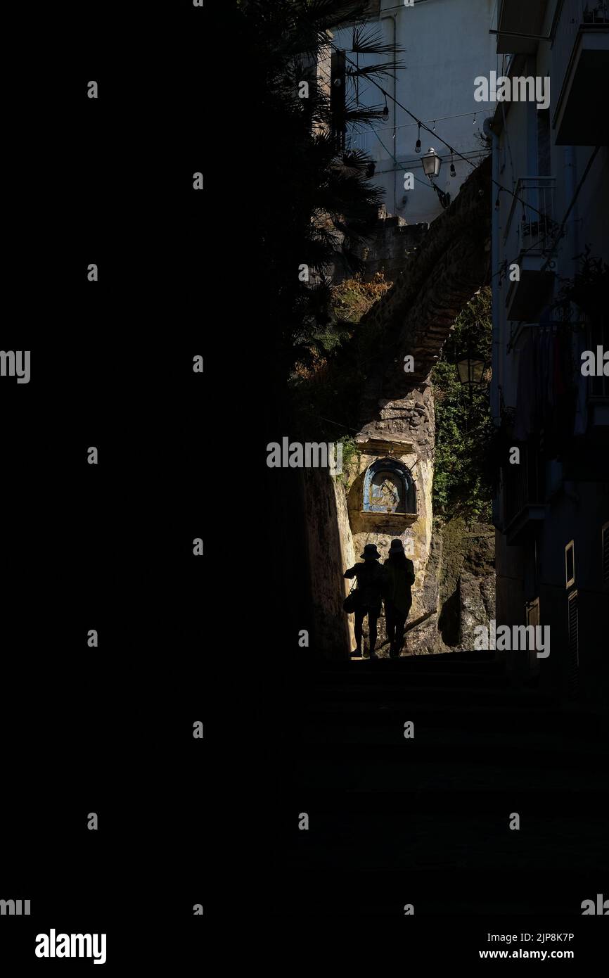 Il santuario delle Madonnelle di Ave Maria a Sorrento sul sentiero tra Marina Grande cattura il sole pomeridiano nelle strette stradine di Sorrento. Foto Stock