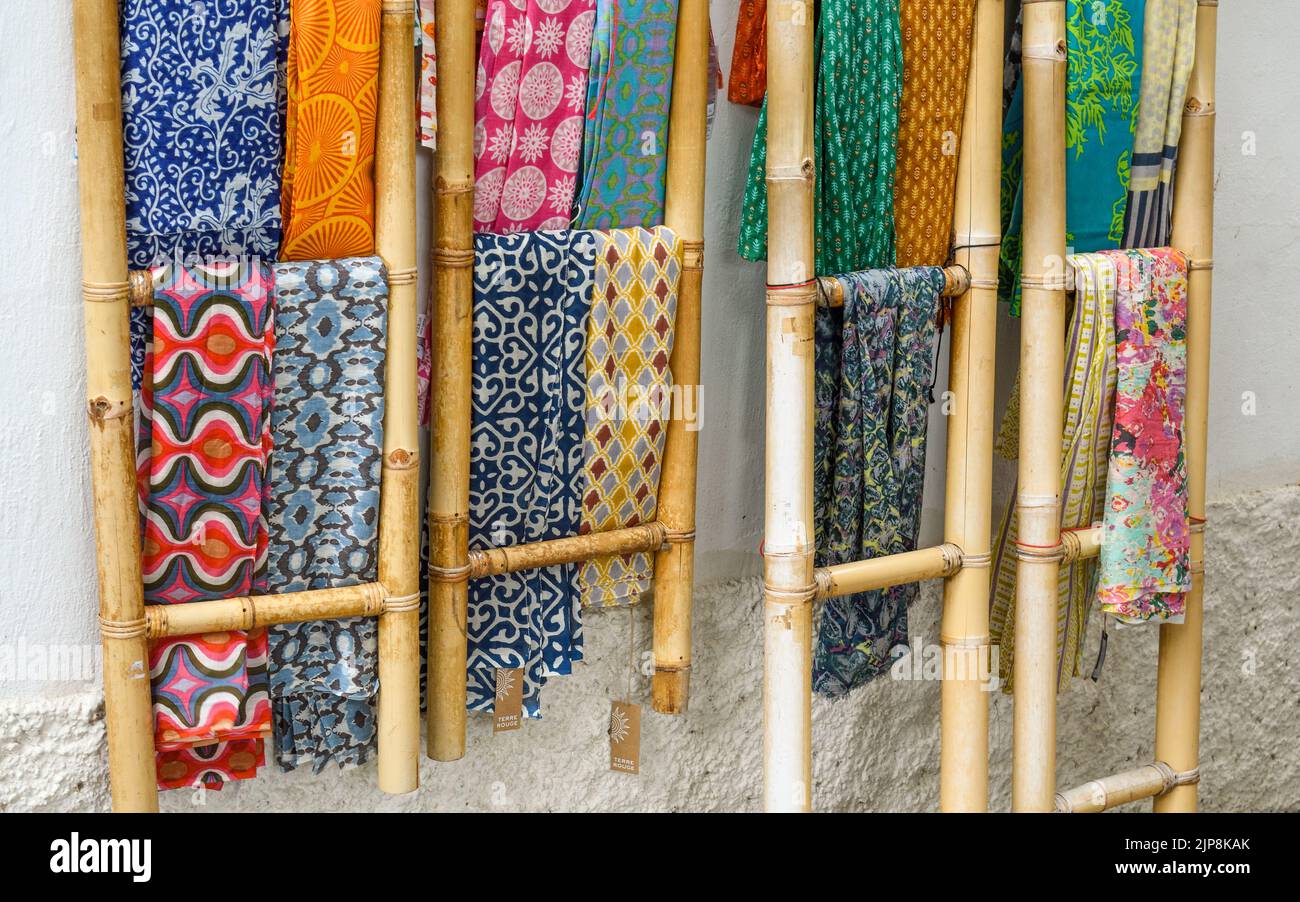 sciarpe colorate appese al bambù Foto Stock