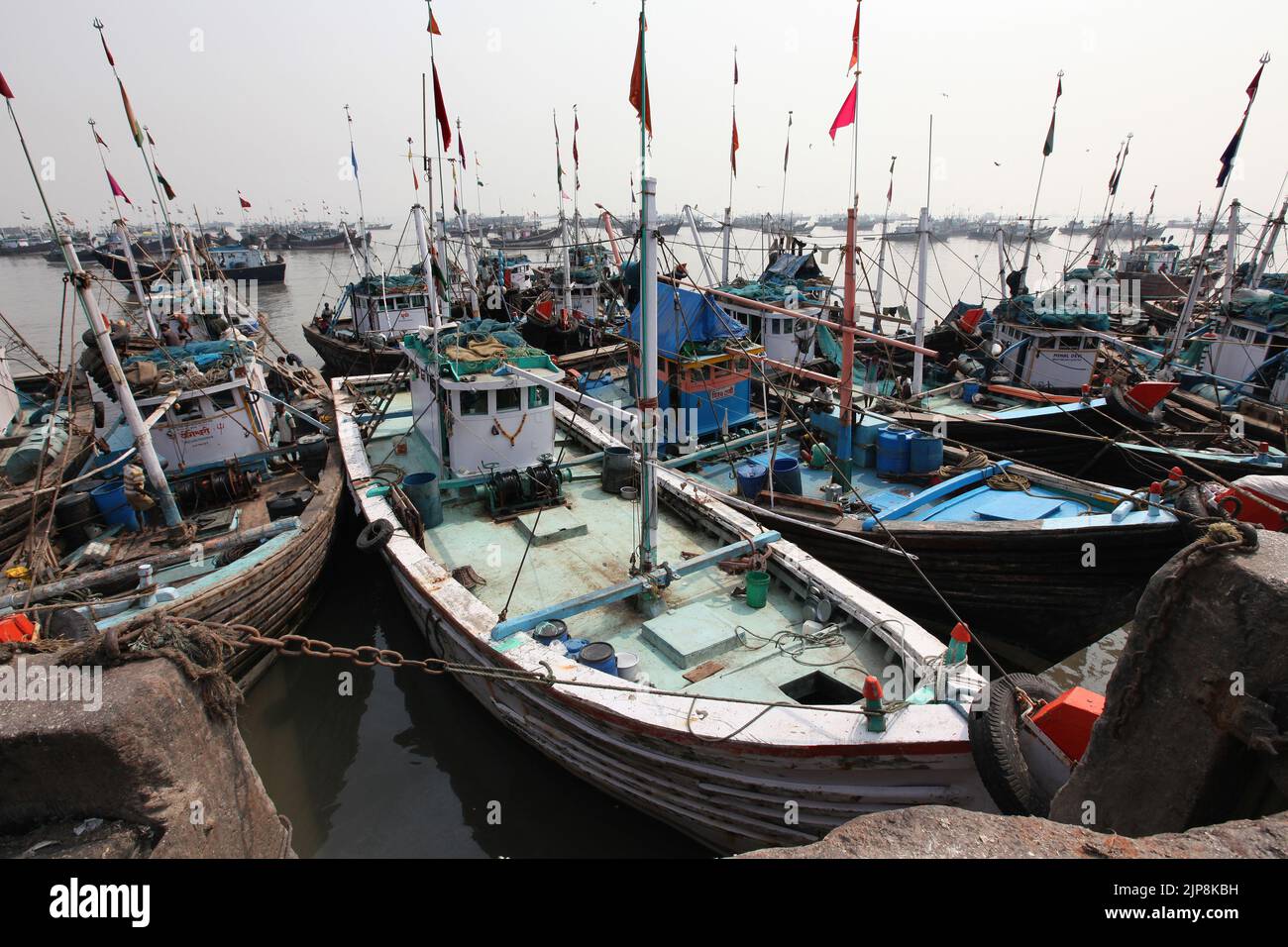 Barche da pesca, Ferry Wharf, Bhaucha Dhakka, Mazgaon, Mumbai, India il 2 febbraio 2013 Foto Stock