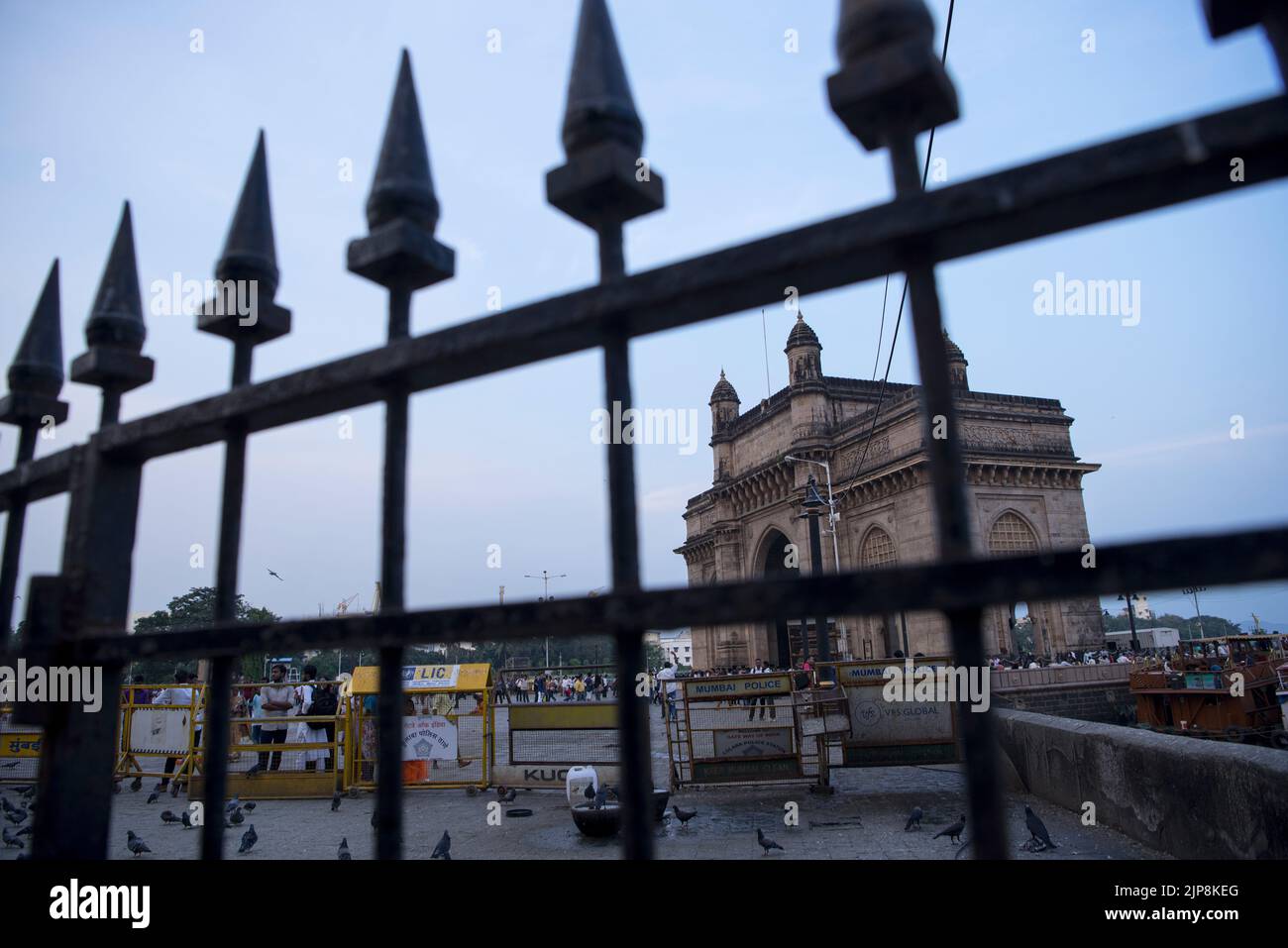 Recinzione di sicurezza, Gateway of India, Apollo Bunder, Colaba, Bombay, Mumbai, Maharashtra, India Foto Stock