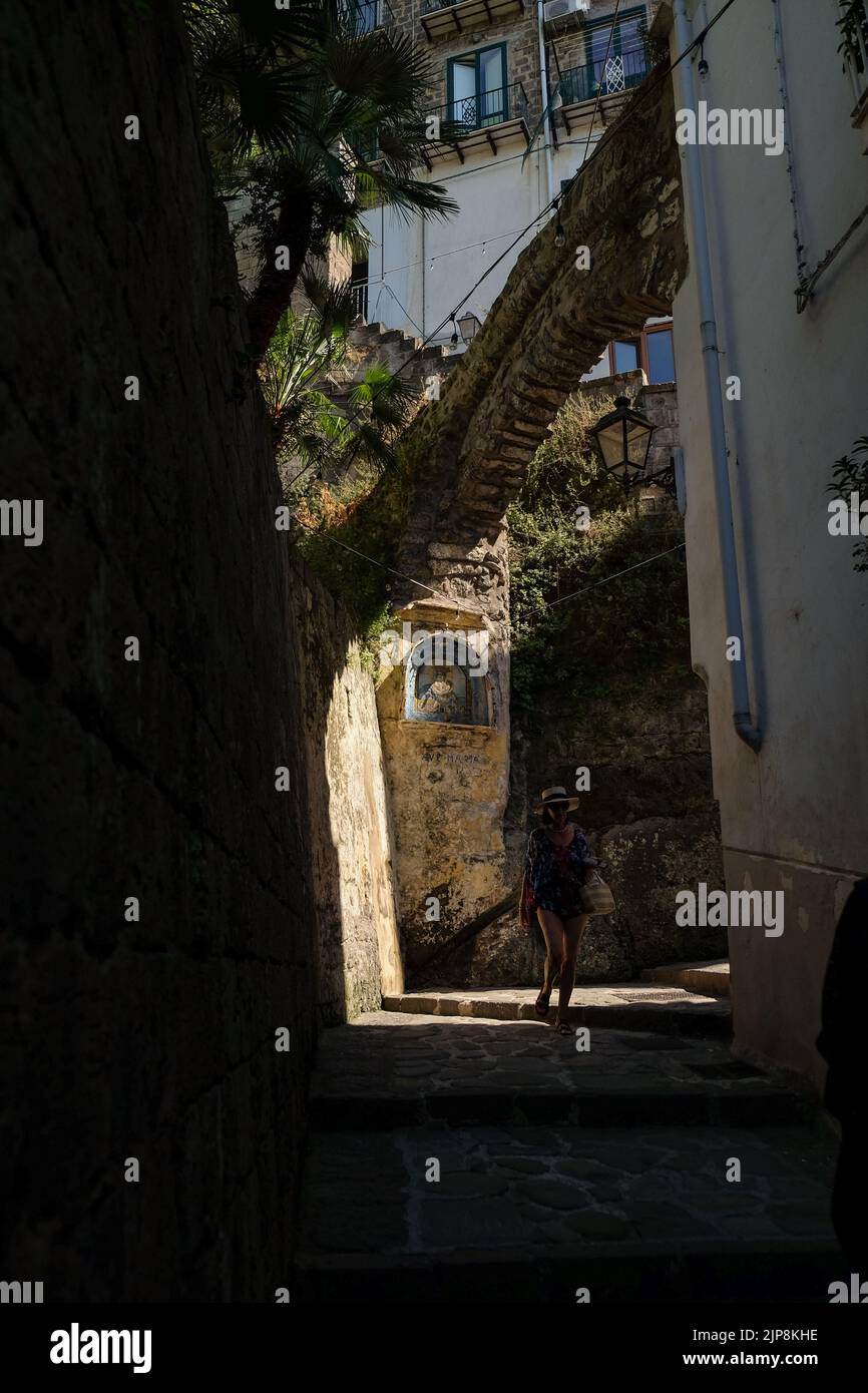 Il santuario delle Madonnelle di Ave Maria a Sorrento sul sentiero tra Marina Grande cattura il sole pomeridiano nelle strette stradine di Sorrento. Foto Stock