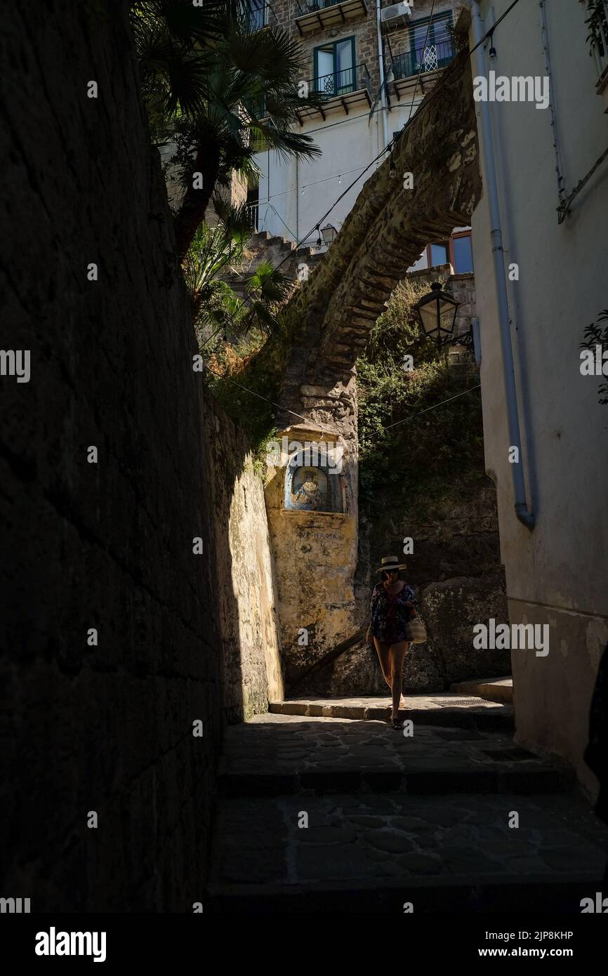 Il santuario delle Madonnelle di Ave Maria a Sorrento sul sentiero tra Marina Grande cattura il sole pomeridiano nelle strette stradine di Sorrento. Foto Stock