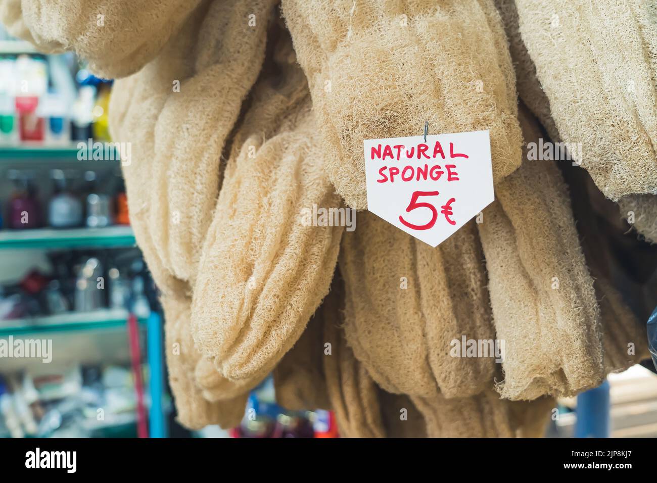 Spugne naturali in vendita in un mercato greco Kapani locale. Prodotto sostenibile per pelli sensibili e doccia priva di sostanze sintetiche. Foto di alta qualità Foto Stock