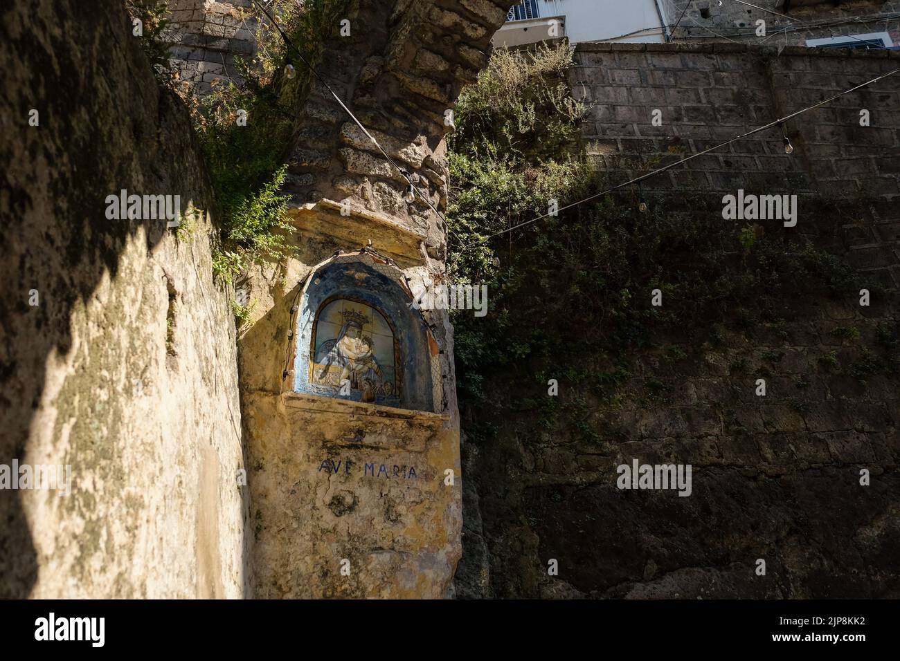 Il santuario delle Madonnelle di Ave Maria a Sorrento sul sentiero tra Marina Grande cattura il sole pomeridiano nelle strette stradine di Sorrento. Foto Stock