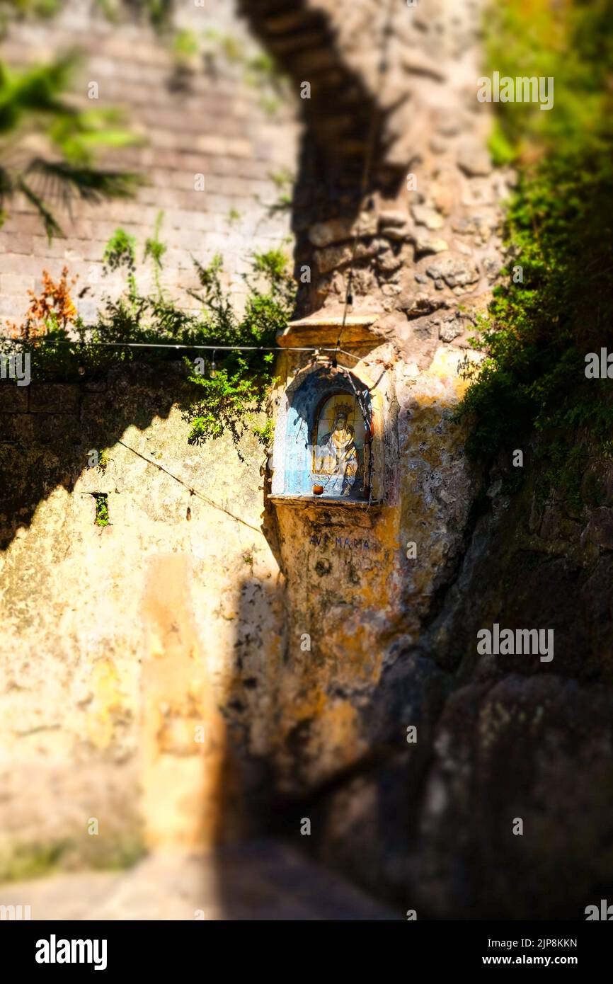 Il santuario delle Madonnelle di Ave Maria a Sorrento sul sentiero tra Marina Grande cattura il sole pomeridiano nelle strette stradine di Sorrento. Foto Stock