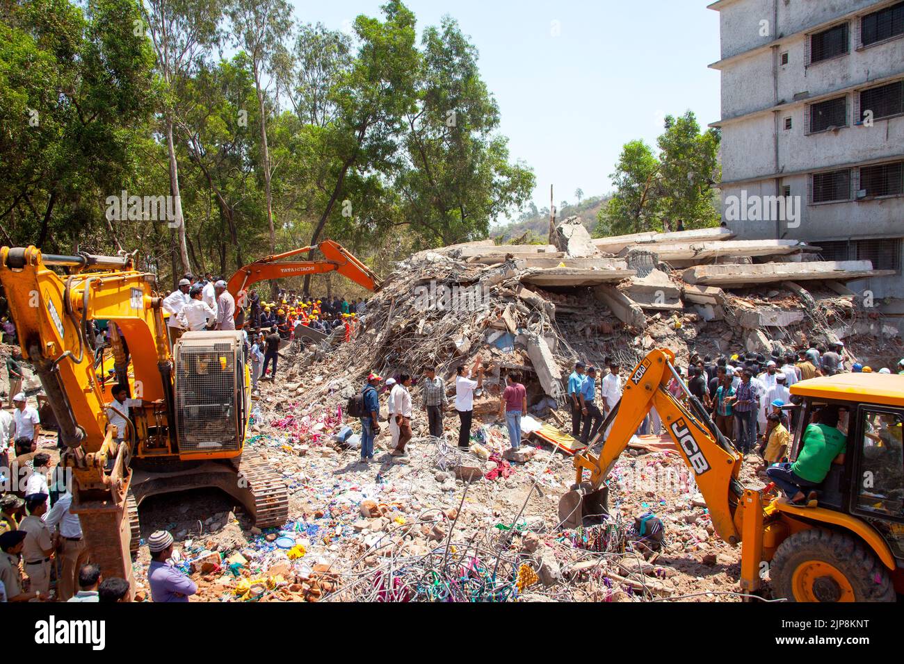 Crollo dell'edificio fortunato, eliminazione dei detriti dalla gru, Mumbra, Bombay, Mumbai, Maharashtra, India Foto Stock