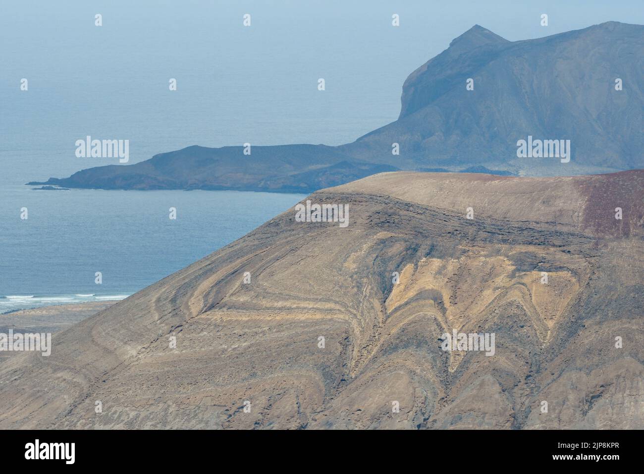 Vista del vulcano Agujas Grandes con l'Isla de Montaña Clara sullo sfondo Foto Stock