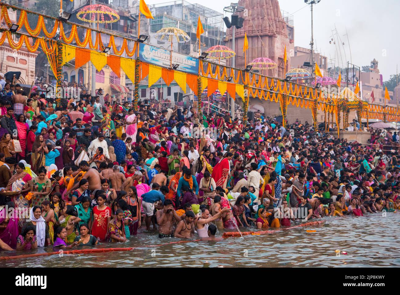 Bagni di pellegrini, Dashwamedh Ghat, Ganga fiume Ganges, Varanasi, Banaras, Benaras, Kashi, Utttar Pradesh, India Foto Stock