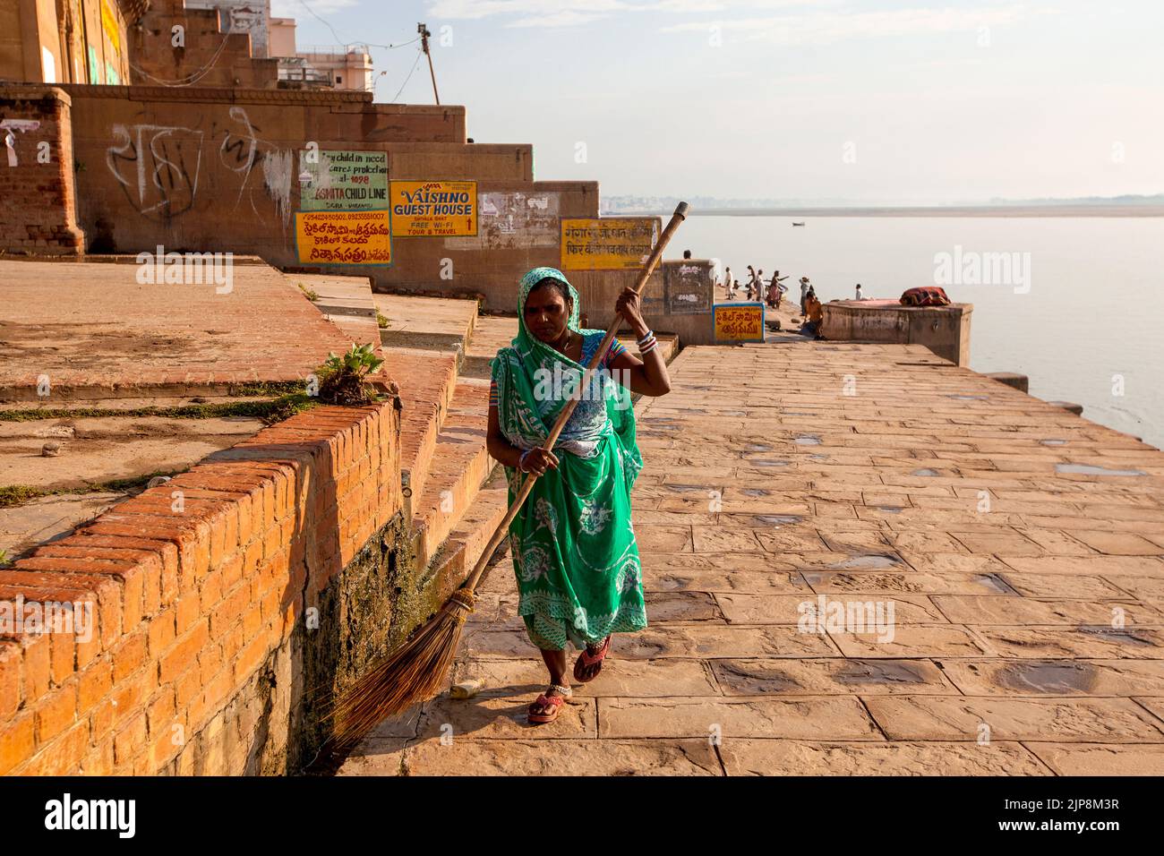 Donna spazzatrice sui ghati di Varanasi, Banaras, Benaras, Kashi, Utttar Pradesh, India Foto Stock