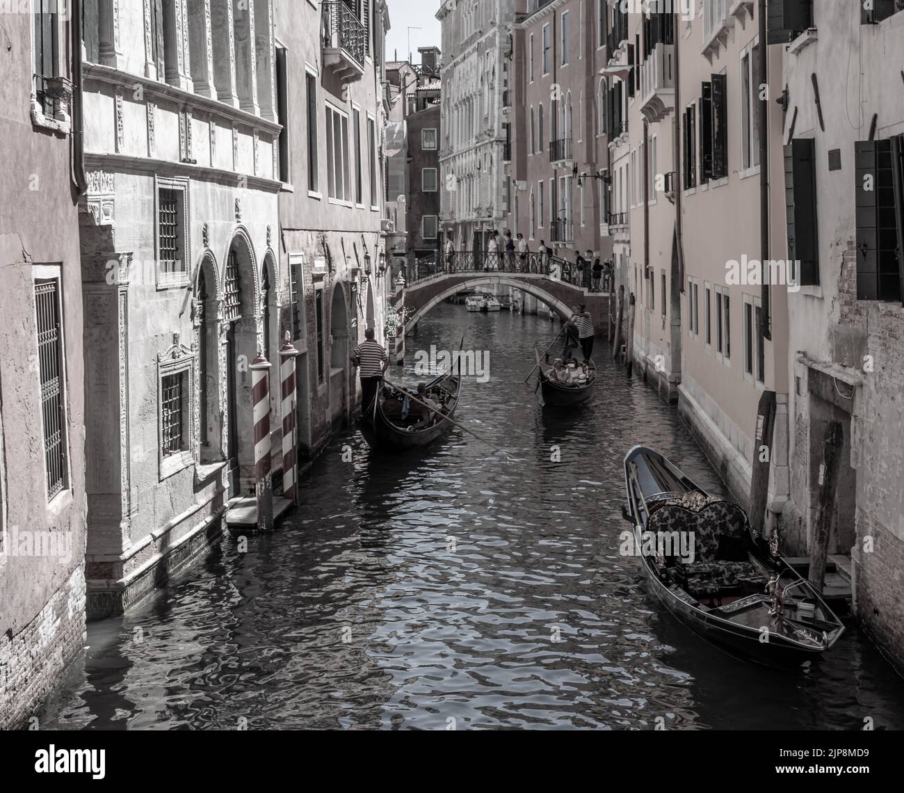 Immagine in bianco e nero di un vicolo a Venezia Foto Stock