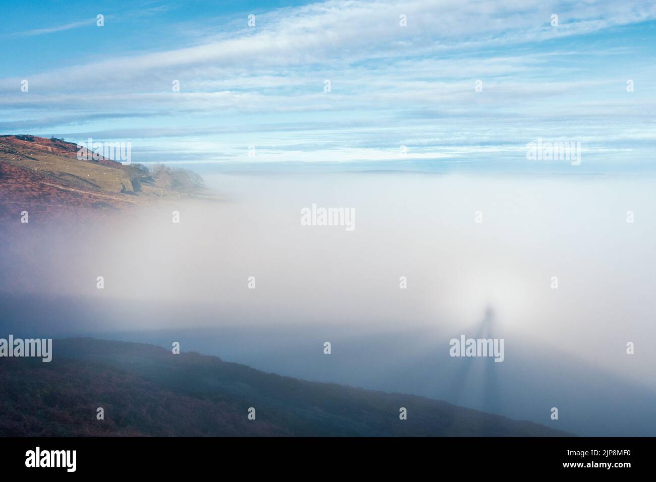 Regno Unito strano fenomeno meteorologico: Brocken specter da Burley Moor in una inversione di nuvole nella valle di Wharfedale, West Yorkshire, Inghilterra Foto Stock