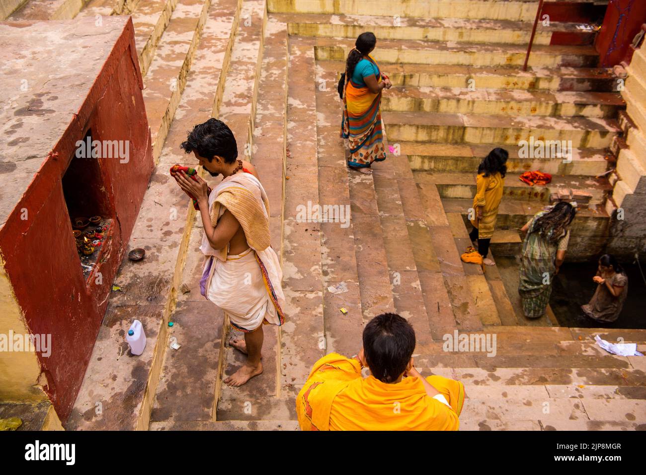 Uomo che prega a Lolark Kund, Varanasi, Banaras, Benaras, Kashi, Utttar Pradesh, India Foto Stock