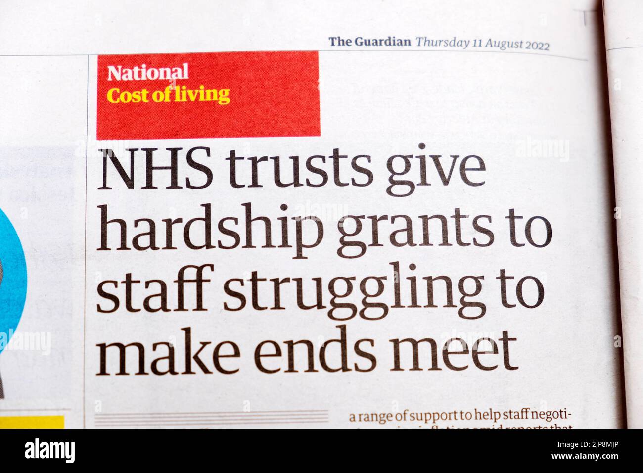 "NHS trust dare sussidi di difficoltà al personale che lotta per far fine incontrare" Guardian giornale costo della vita 11 agosto 2022 Londra UK Foto Stock