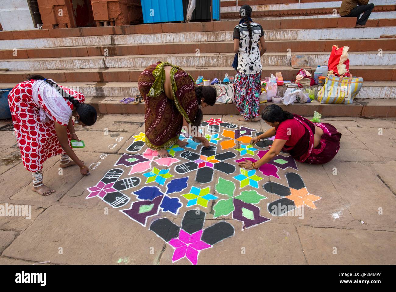 Donne che fanno rangoli, Varanasi, Banaras, Benaras, Kashi, Utttar Pradesh, India Foto Stock