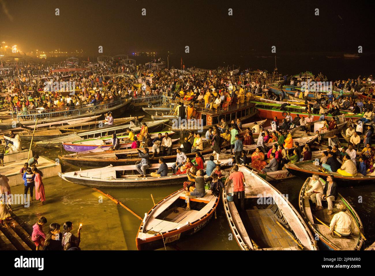 Turisti seduti in barca per vedere Ganga Aarti a Dashashwamedh Ghat, Varanasi, Banaras, Benaras, Kashi, Utttar Pradesh, India Foto Stock