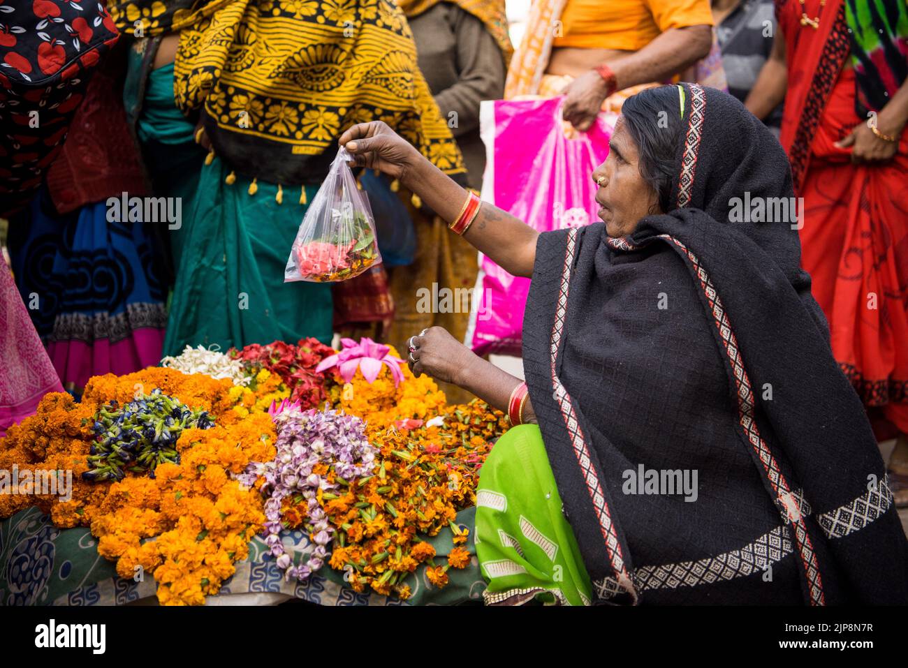 Venditore di fiori donna, Varanasi, Banaras, Benaras, Kashi, Utttar Pradesh, India Foto Stock