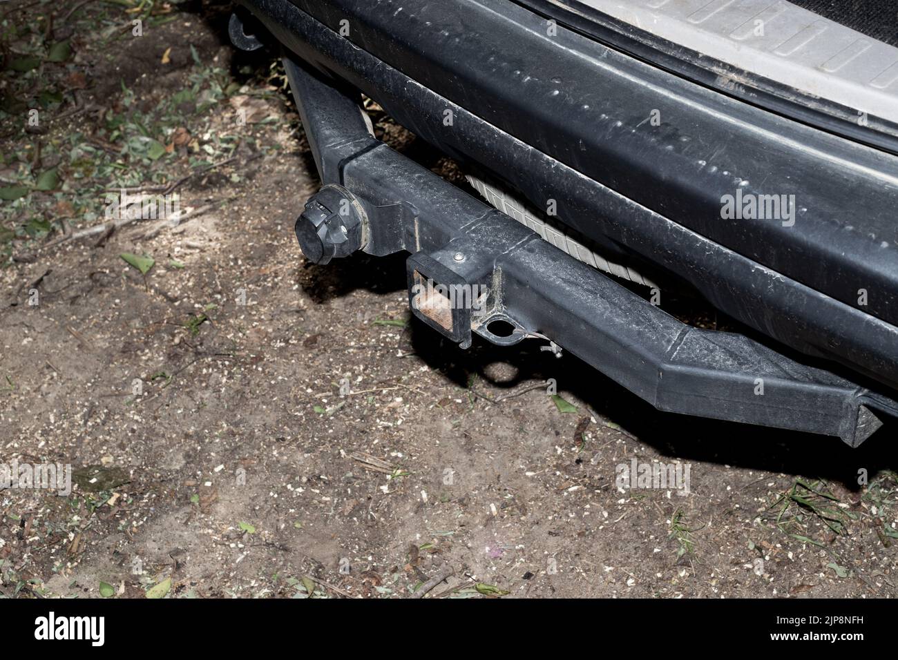 Gancio di traino su un'auto per il traino di un rimorchio. Dispositivo per il trasporto. Foto Stock