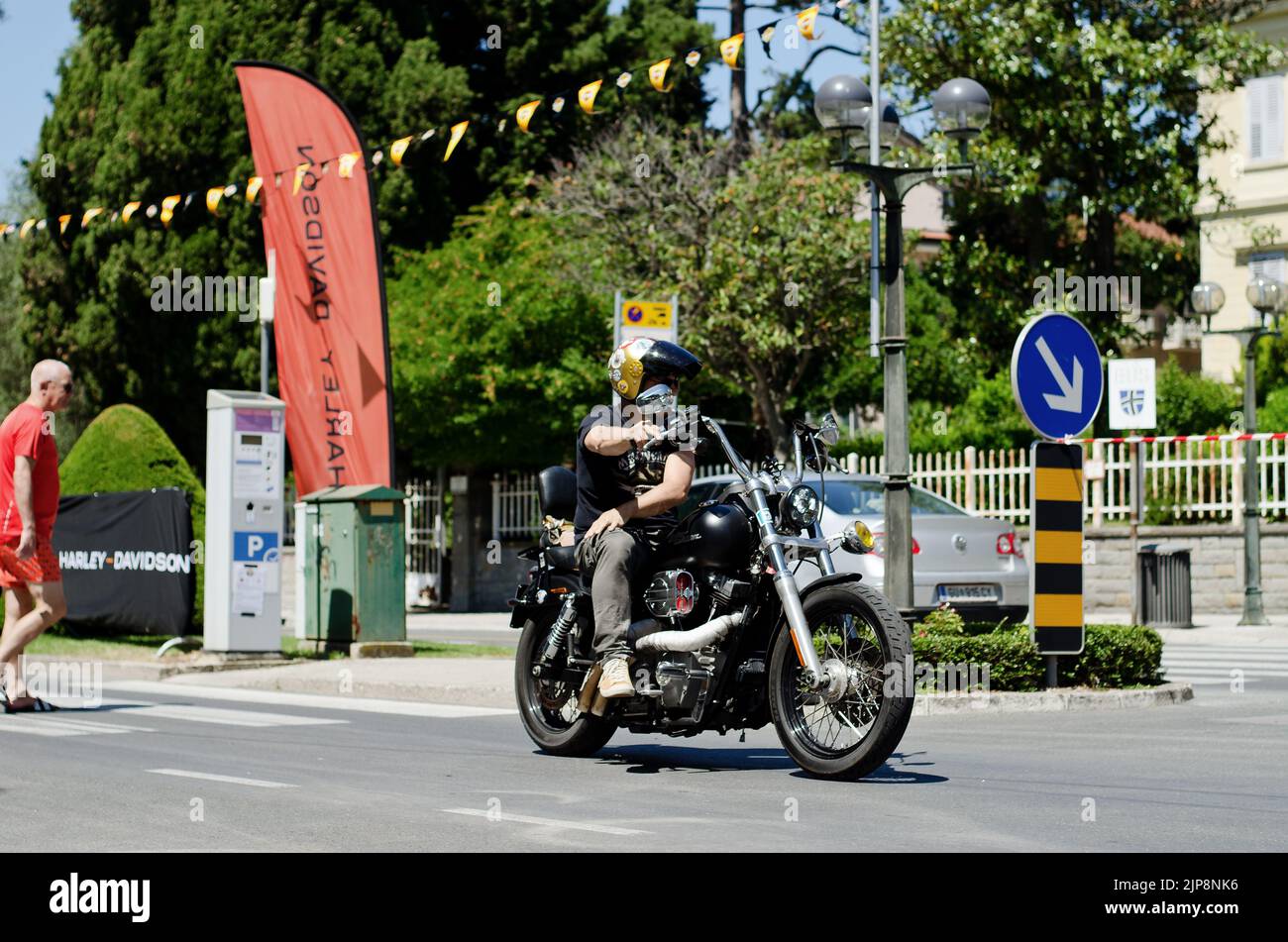 Portorož, Slovenia. 06.12.2022. Fresco bikers Harley Davidson festival, mostra. Motociclismo. Motociclista. Ciclisti. Giacca in pelle Foto Stock