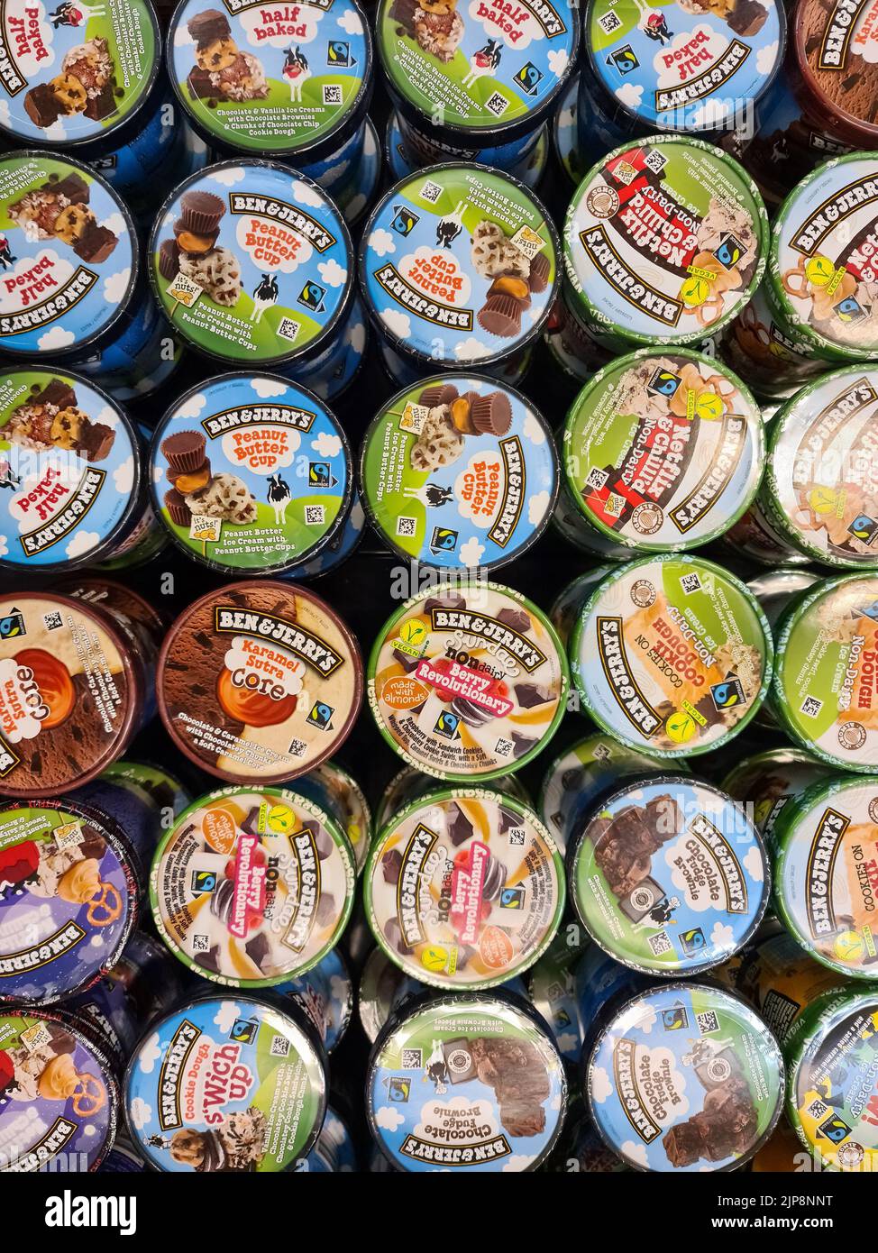 Una vista dall'alto di numerose coppe per gelato di marca ben e Jerry in un congelatore in vendita Foto Stock