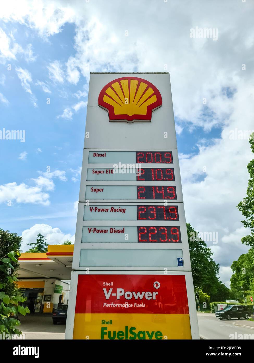 L'indicazione dei prezzi di una stazione di servizio Shell con prezzi molto elevati durante la guerra in Ucraina Foto Stock