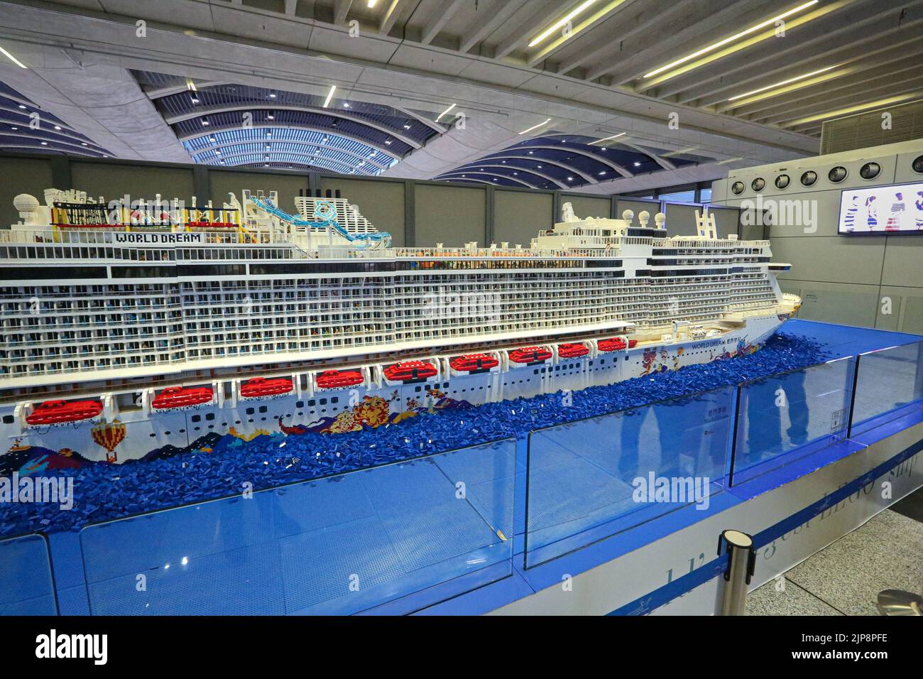 La nave Lego più grande del mondo, Guinness World Records, terminal delle navi da crociera di Hong Kong, Cina, modello di nave da crociera Lego. 2023 : Manara (Aroya Cruises) Saudi Line Foto Stock