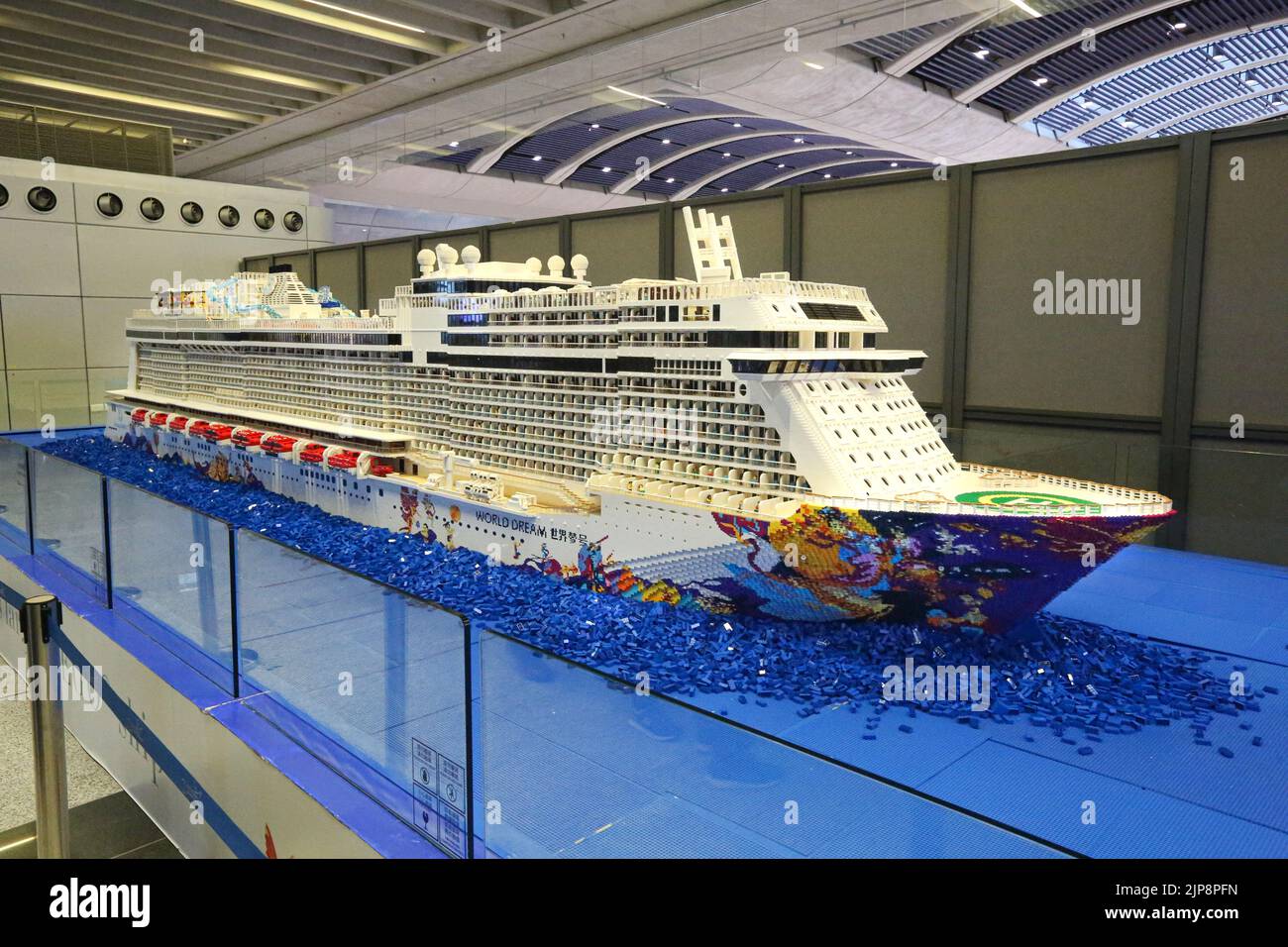 La nave Lego più grande del mondo, Guinness World Records, terminal delle navi da crociera di Hong Kong, Cina, modello di nave da crociera Lego. 2023 : Manara (Aroya Cruises) Saudi Line Foto Stock
