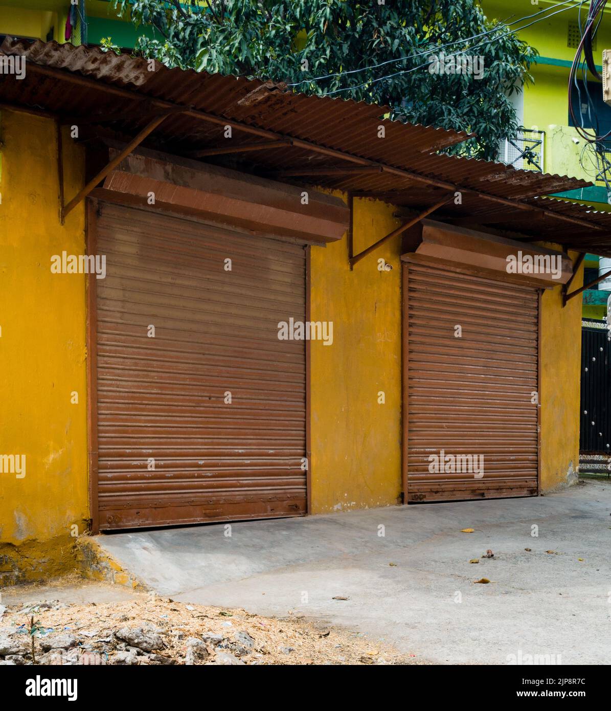 Marzo 3rd, 2022. Dehradun Uttarakhand, India. Negozi locali chiusi nel mercato. Foto Stock