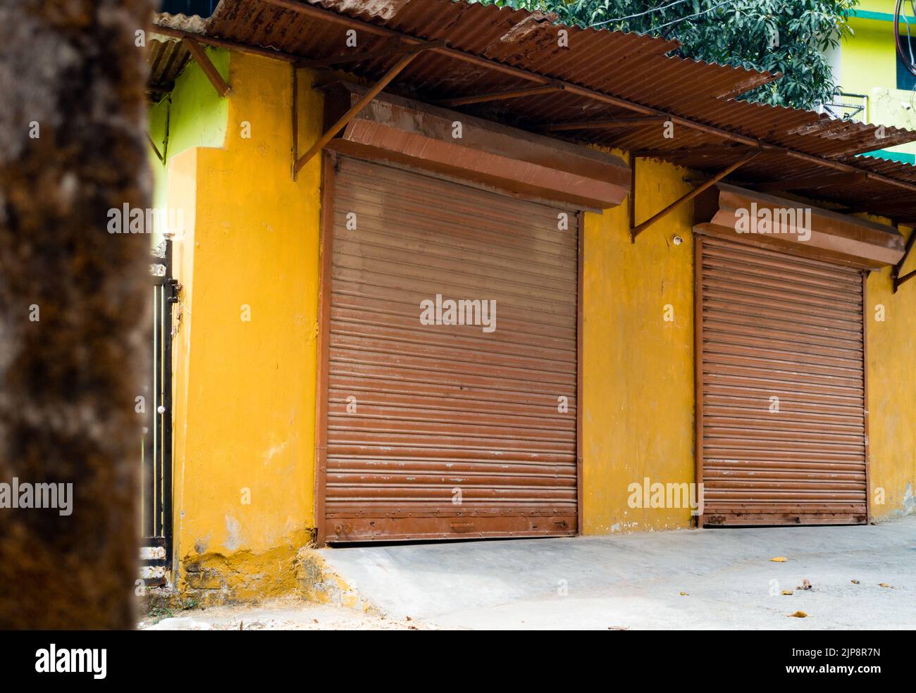 Marzo 3rd, 2022. Dehradun Uttarakhand, India. Negozi locali chiusi nel mercato. Foto Stock