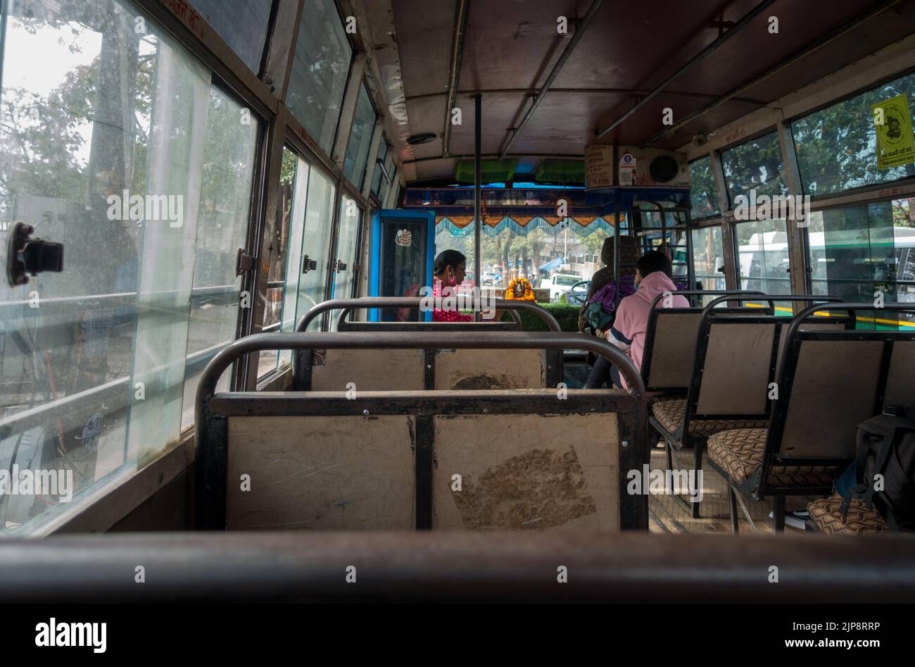 Marzo 7th 2022. Dehradun Uttarakhand India. All'interno di un autobus in movimento con i passeggeri che indossano maschere. Foto Stock