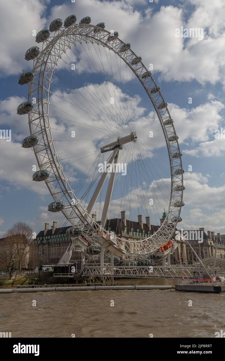 Uno scatto verticale di una bella vista dell'occhio di Londra al Tamigi nel Regno Unito Foto Stock