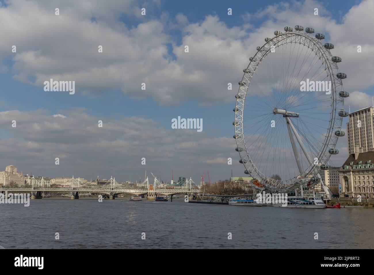 Una splendida vista del London Eye sul Tamigi nel Regno Unito Foto Stock